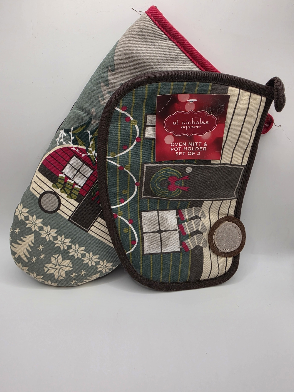 St. Nicholas Square Green & Red Holiday Oven Mitt and Pot Holder Set